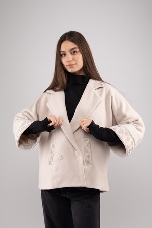 ウクライナ産プレミアムウール100%ジャケットコート（白）平行縫い　シルク手刺繍