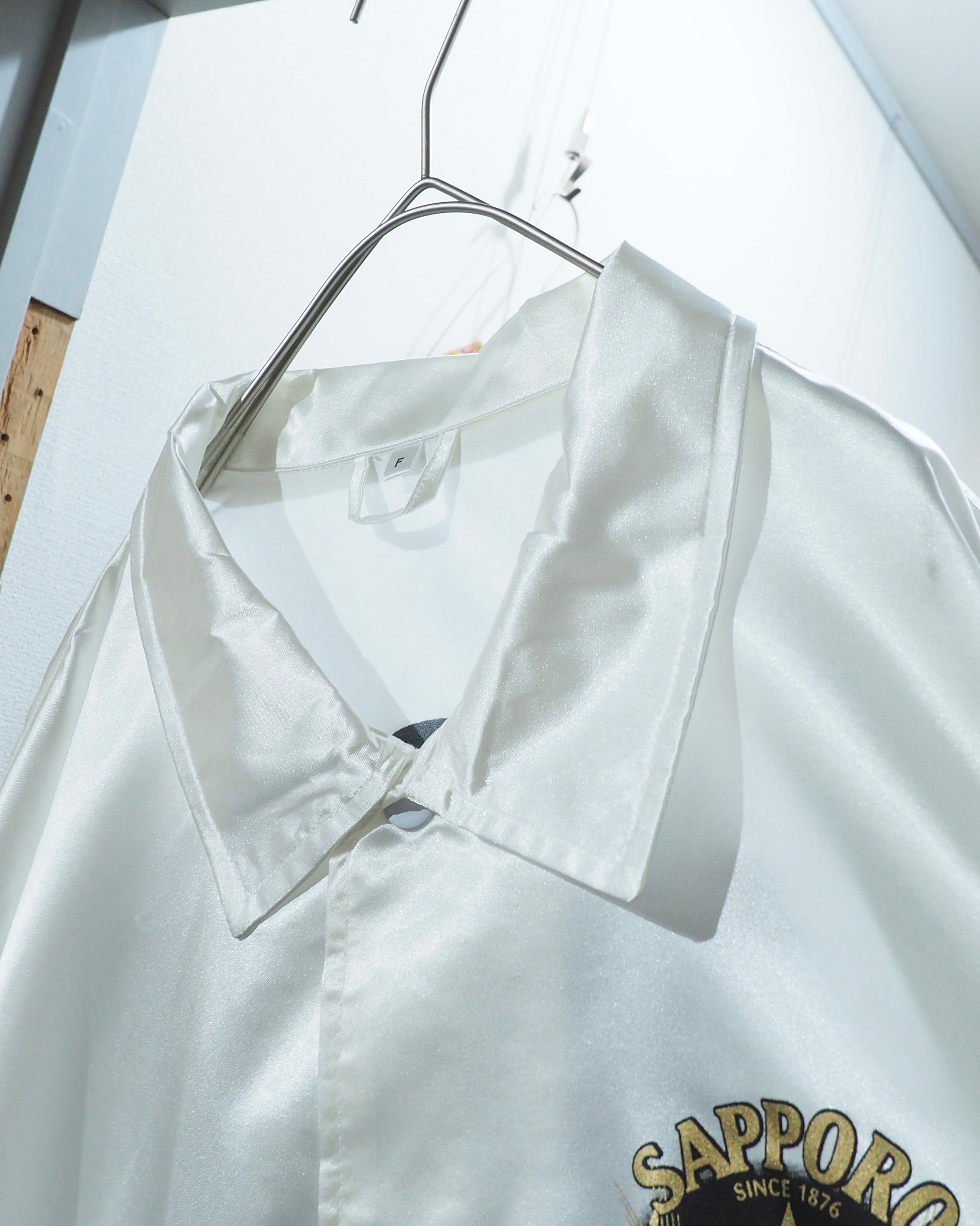 " 珍品 - サッポロ黒ラベル " Logo printed vintage White Coach jacket