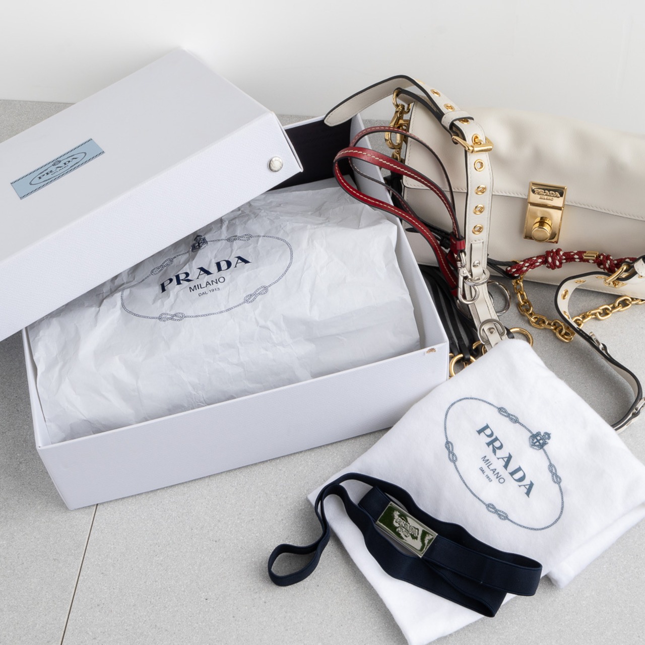 プラダ チャーム付 ソフトサウンド スモール ホワイト レザー AW25