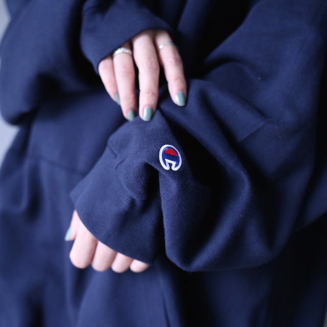 "Champion" dark navy color super over silhouette sweat parka