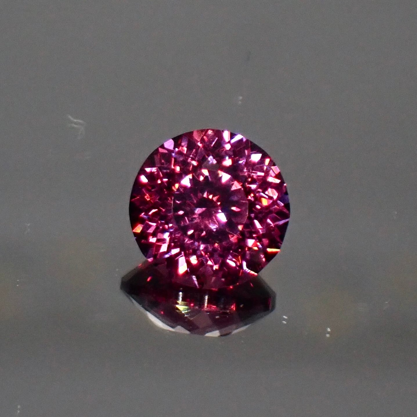 【Bright Brilliant Cut™️ “129 Facets”】紫が宿す神秘、光の結晶 1.18ct 天然ロードライトガーネット
