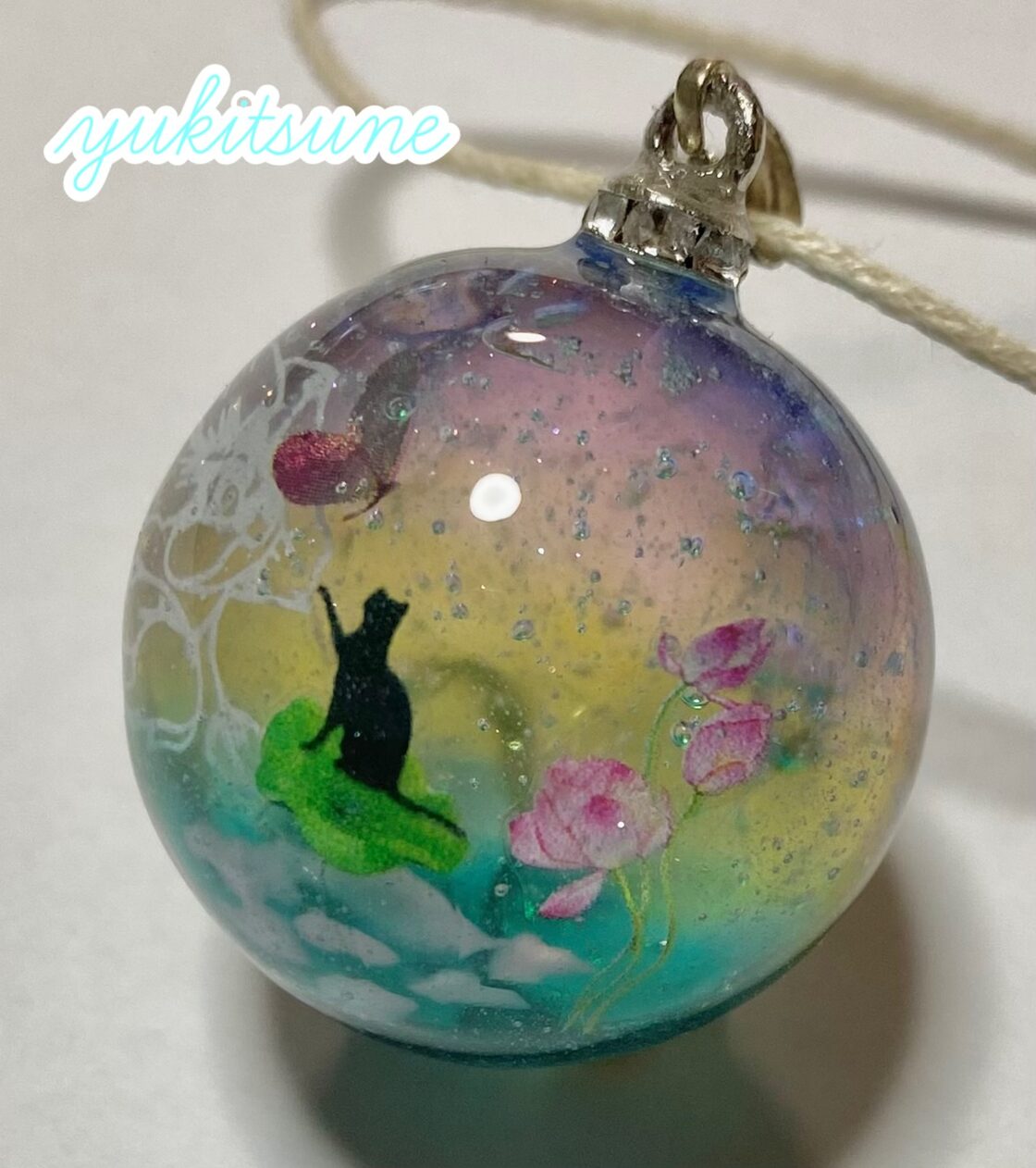 No.142】ハンドメイド 幻日 レジン ネックレス ペンダント 猫 蓮 