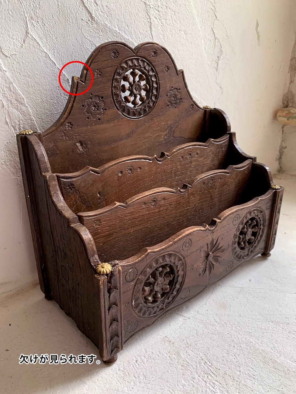 焦げ茶 3段レターラック 木彫り 舵 花模様 | Brocante de La Cocotte