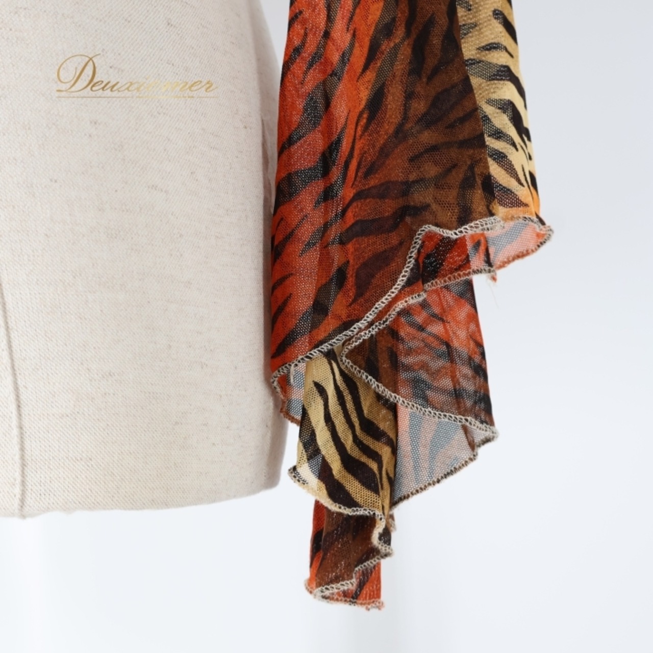 ベリーダンス 衣装 チョリ トップス ブラック系 クイーン Queen エジプト製 ゼブラ柄 模様 練習 レッスン 伸縮 ストレッチ 黒 橙 茶 派手 イベント ステージ かっこいい 華やか ブラウス 羽織り オレンジ系 ブラウン系