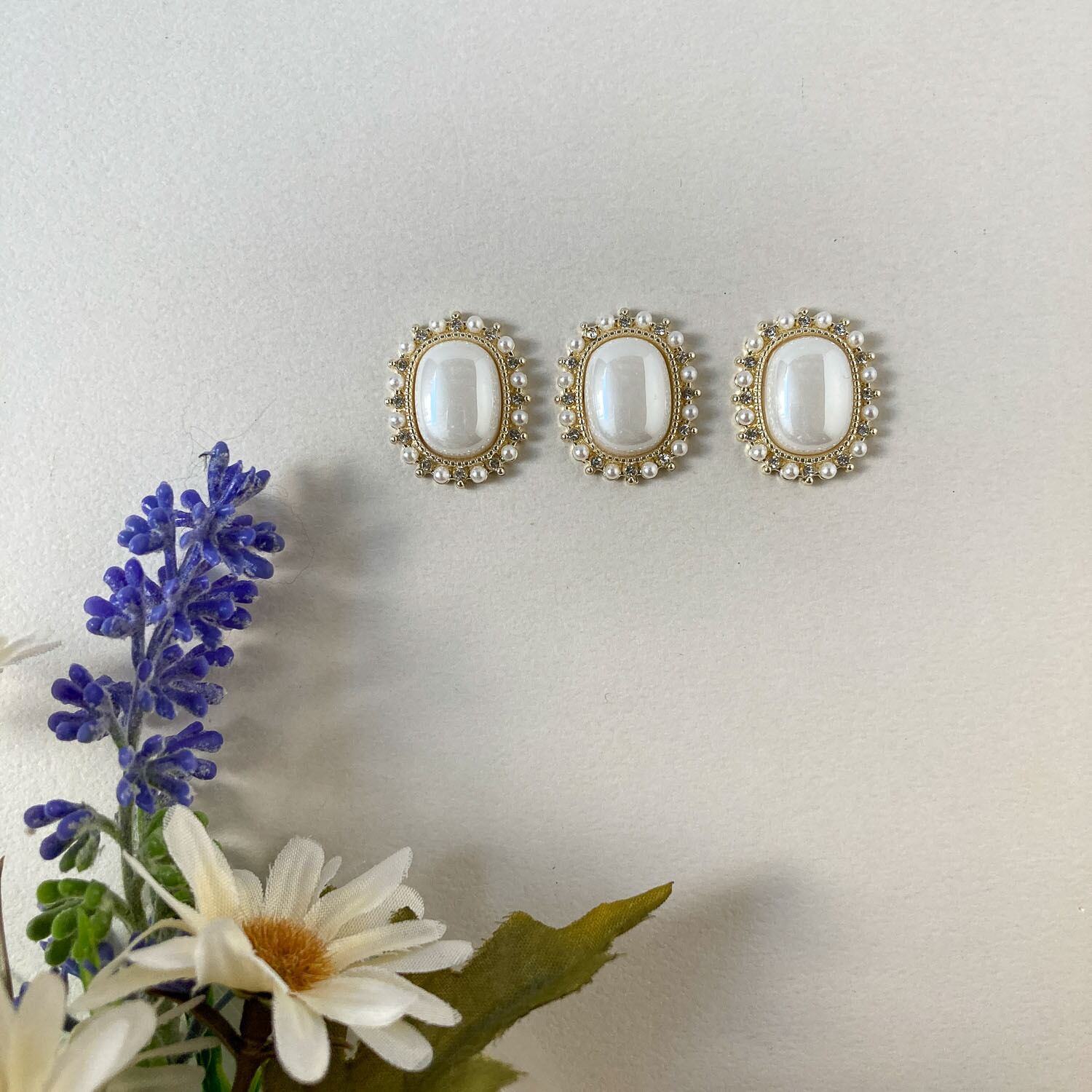 パールとビジュー縁のオーバルカボション