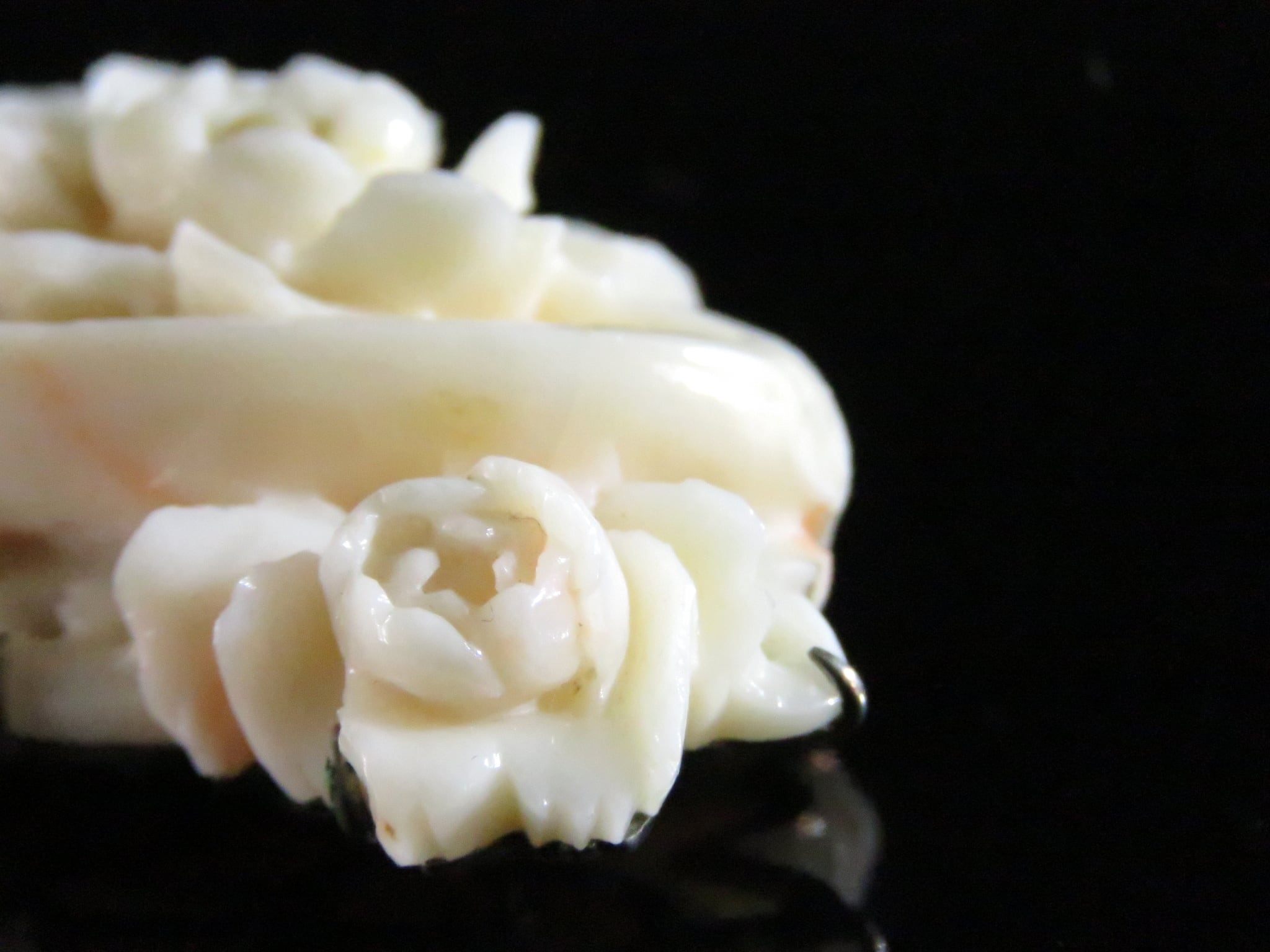 大正頃 薄紅珊瑚細工 細密彫 薔薇帯留 dby7373-9 | こがん堂 大阪