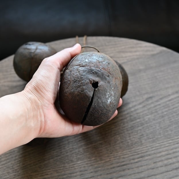 51313】400年前の鈴 / iron bells (400 years ago) | 古道具・器