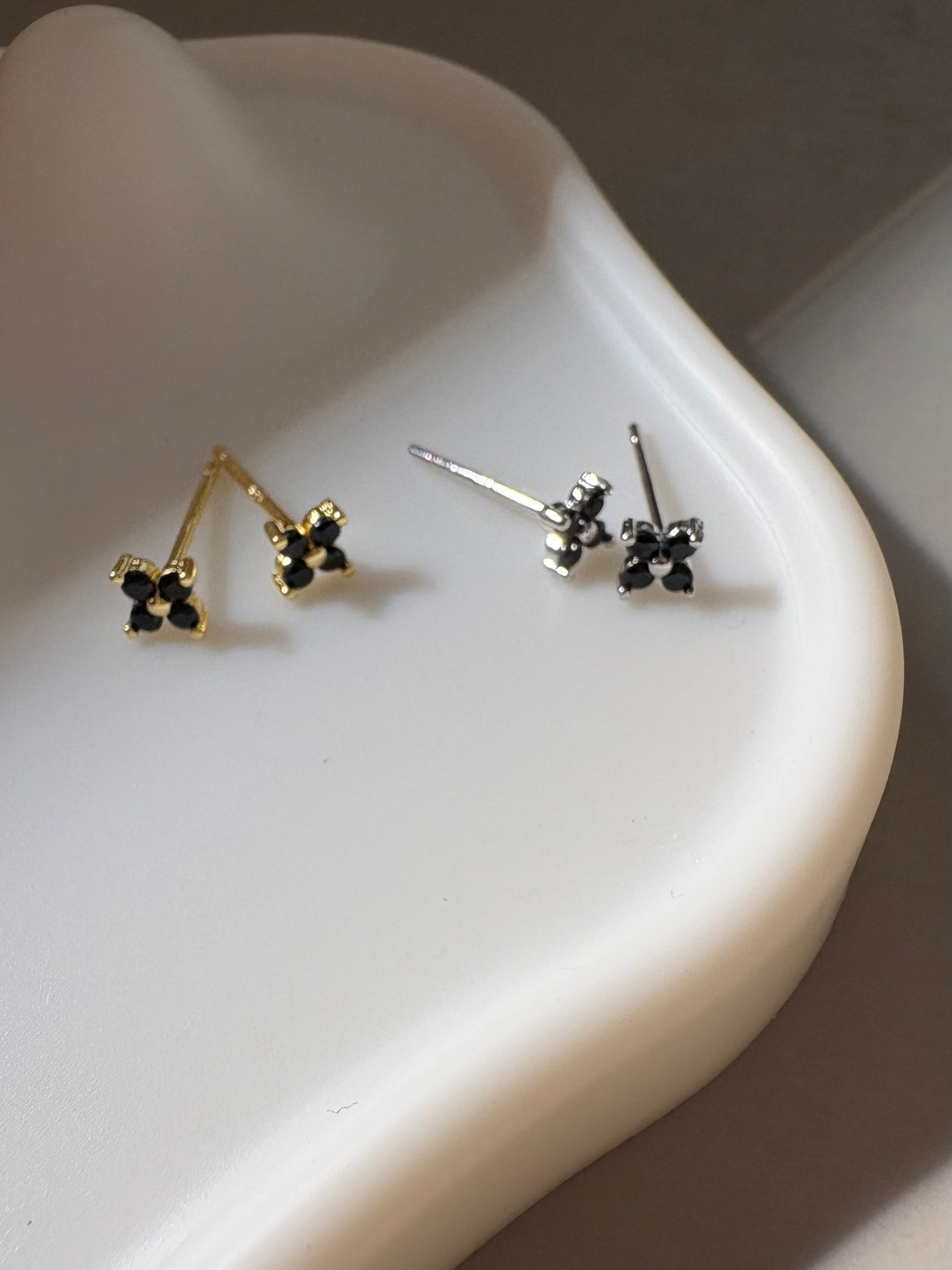 クロフラワーミニピアス