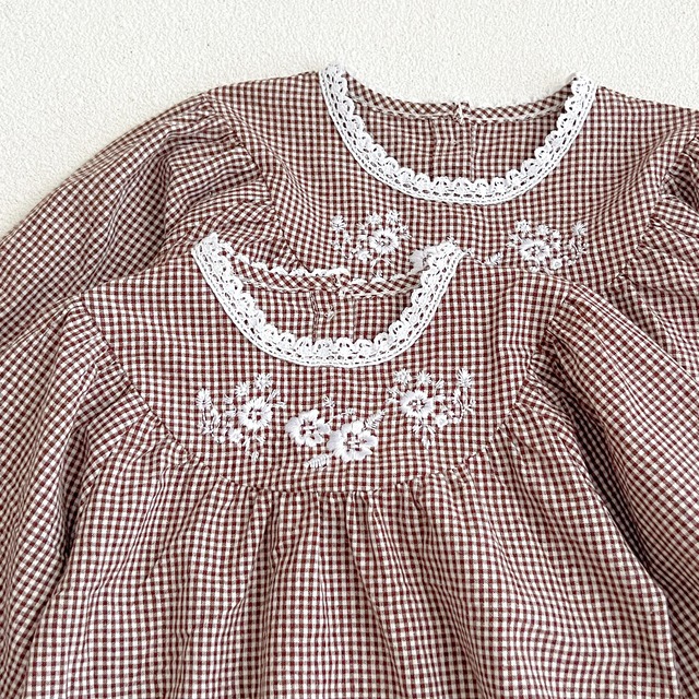 【取寄】2段レースと刺繍がポイントのギンガムチェックロンパース