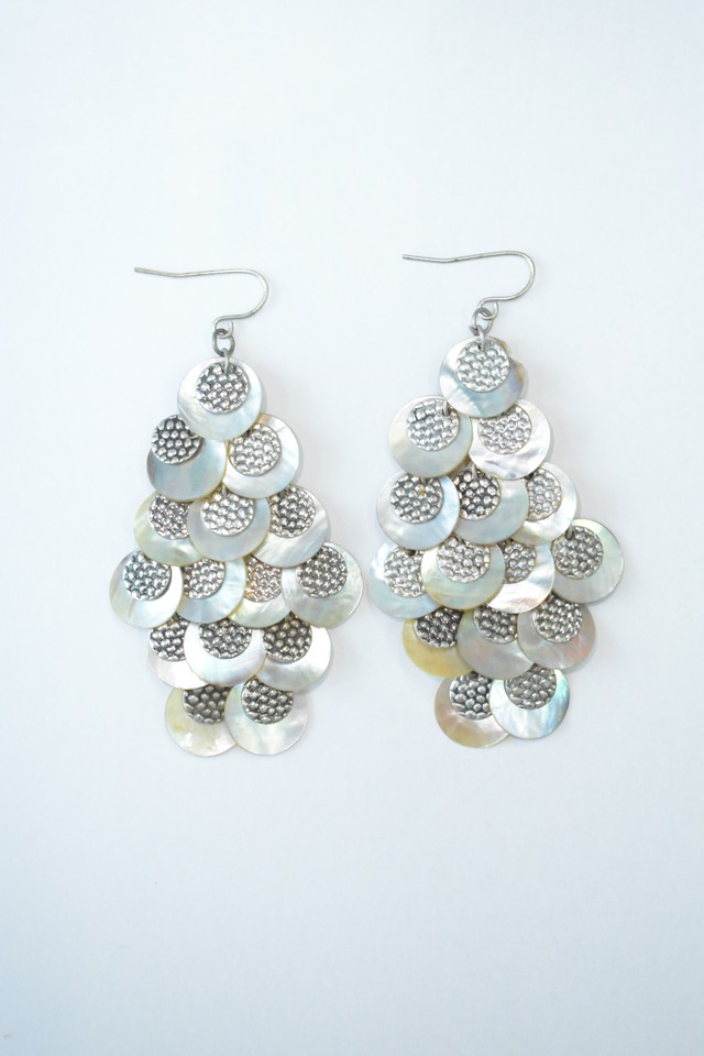 Shell motif design earrings
