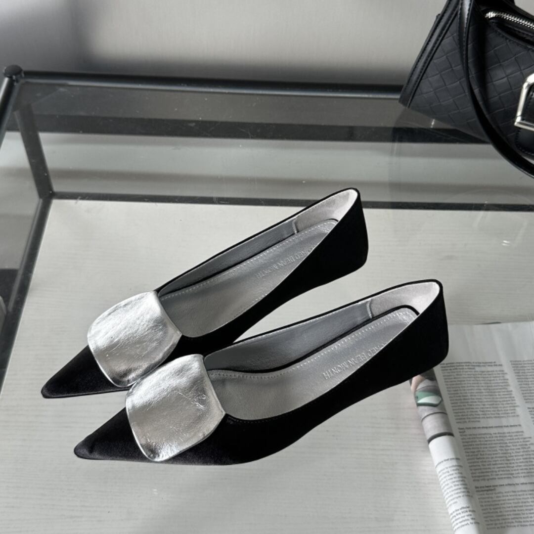 メタルプレート スエード フラット パンプス 341267