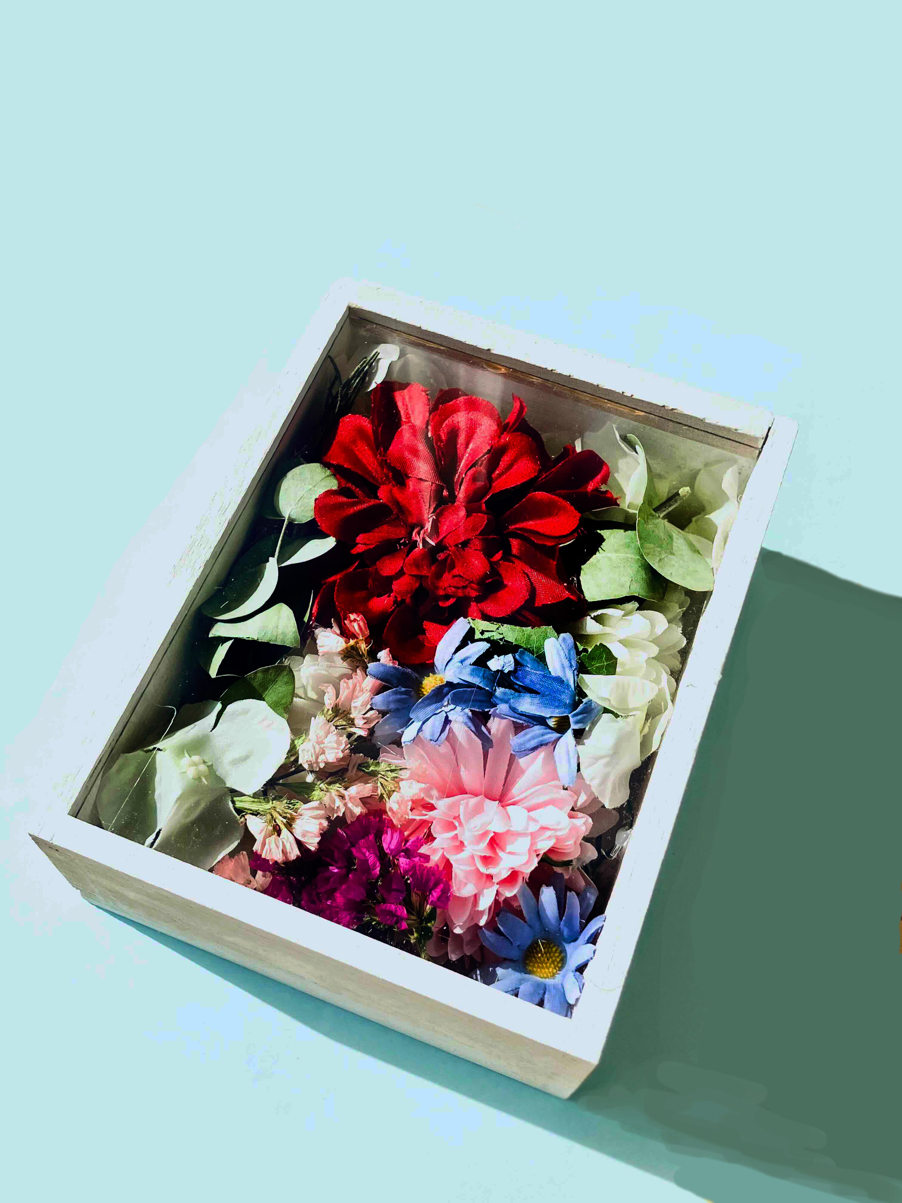 大輪の赤い花が主役のフラワーBOX