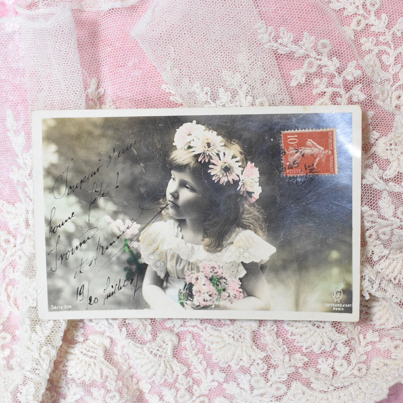 Antique postcard クリスマスの朝に現れた窓辺の美しい天使 P025