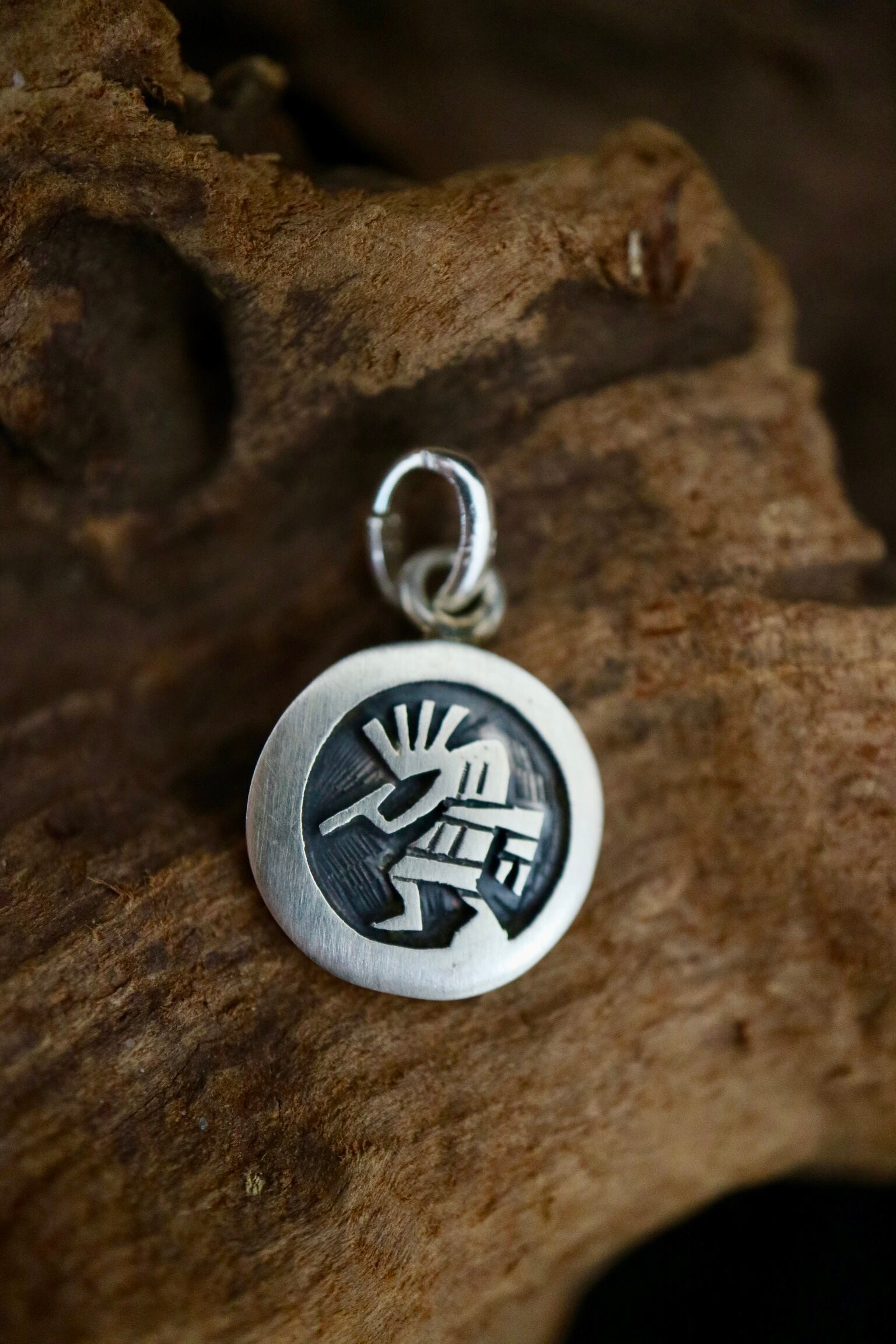 ホピ族 Lucian Koinva(ルシアン・コインバ）作 ココペリペンダント