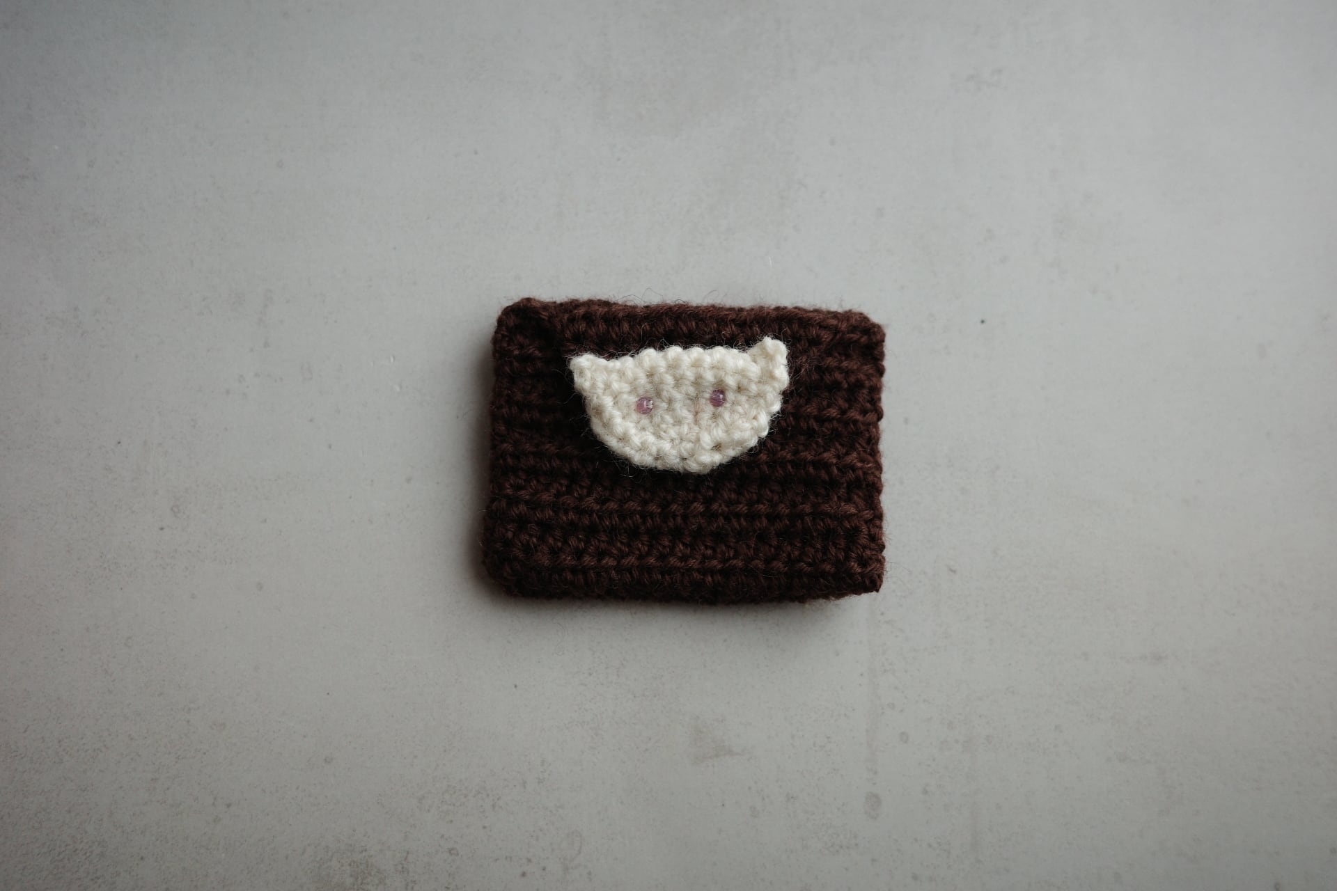 ビーズおめめの白猫のミニミニポーチ・ダークブラウン(7×5cm)