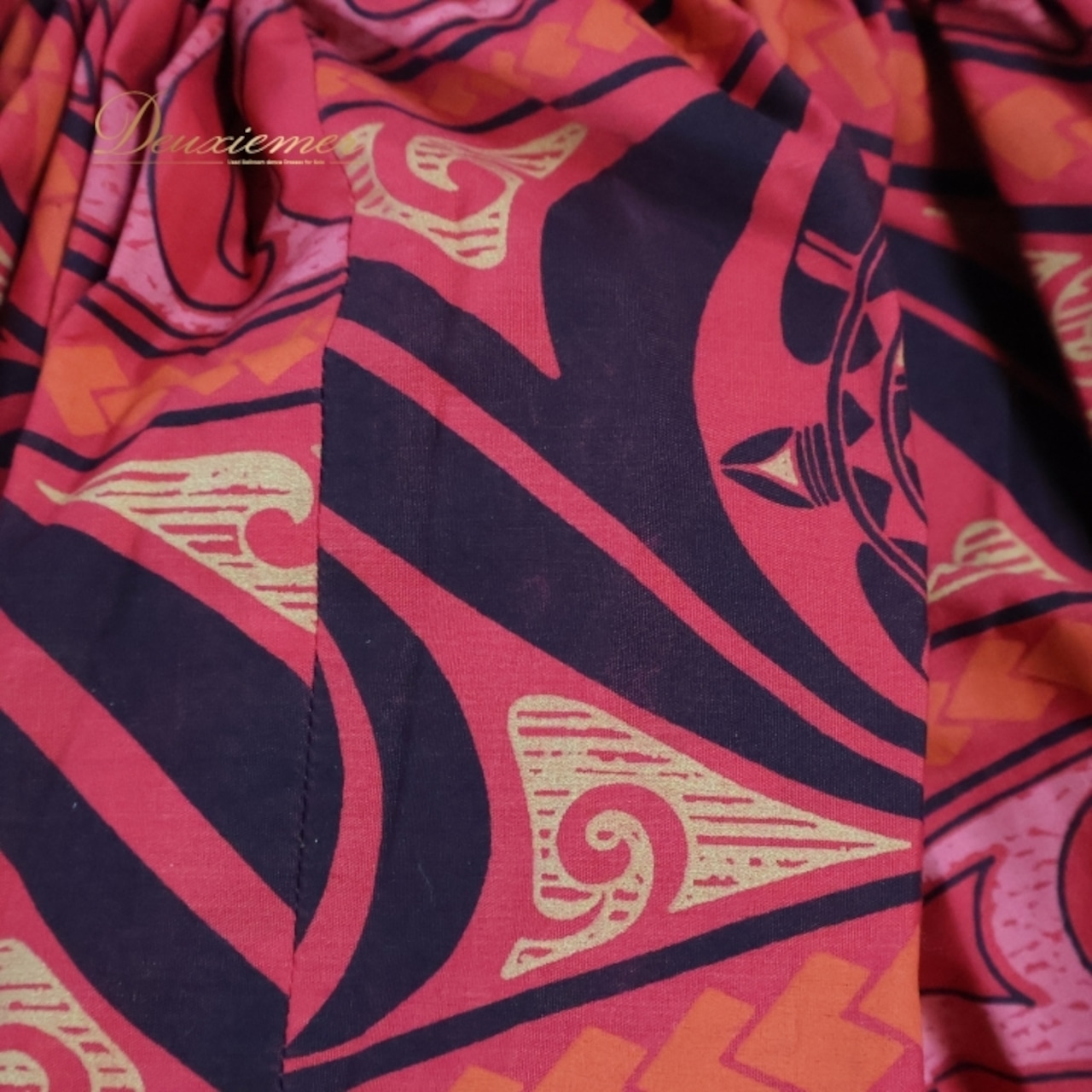 フラダンス 衣装 パウスカート レッド系 シングル カヒコ柄 ツーカラー シンプル かわいい 華やか 鮮やか 明るい 目を引く 赤 黒 ハワイアン アロハ ハワイアンプリント フラ ダンス レッスン 練習 ブラック系 リゾートスタイル パーティー おしゃれ