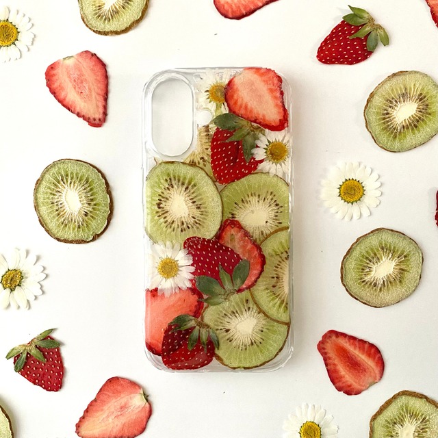 96.キウイといちご のスマホケース