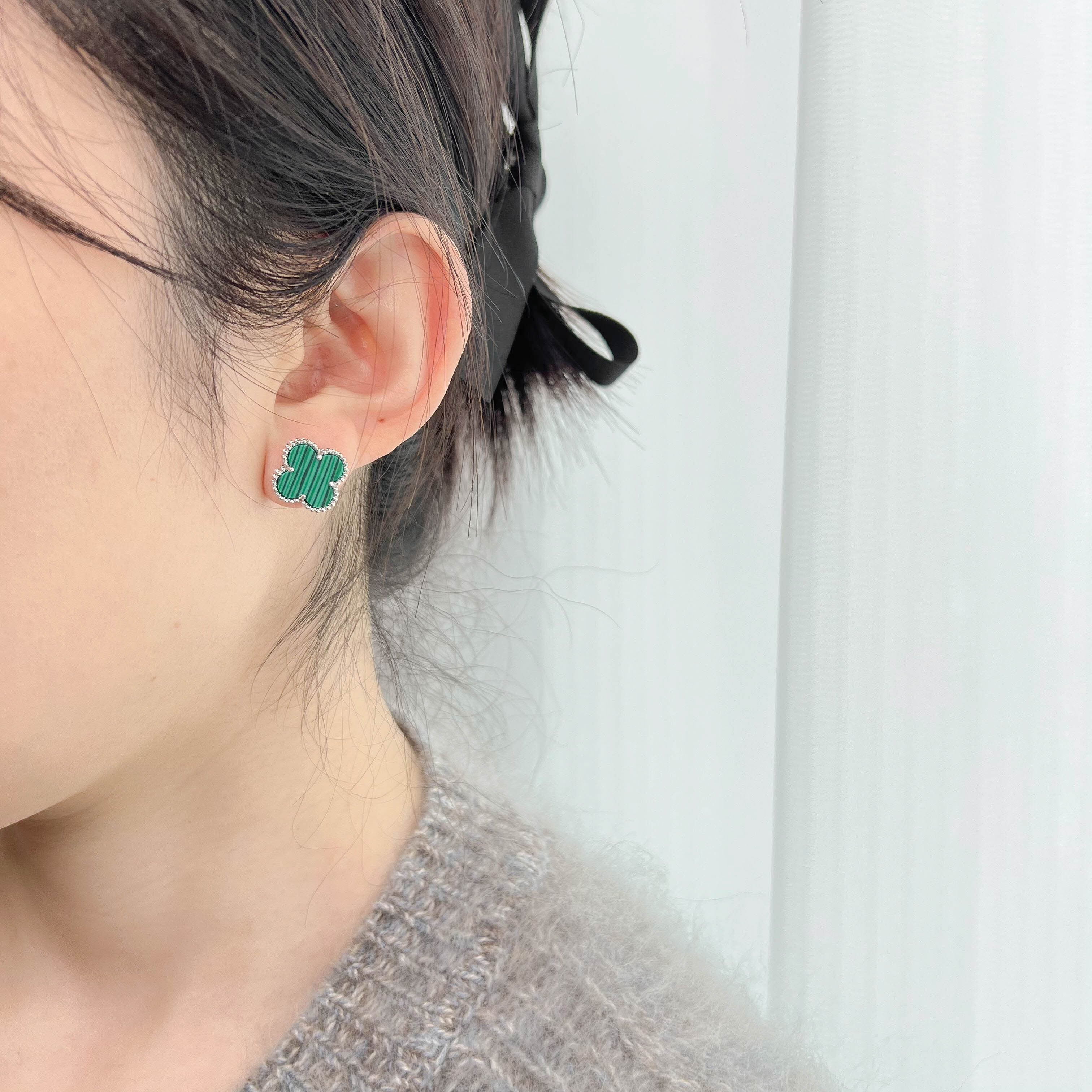 クローバーピアス　マラカイト マラカイトと四つ葉のクローバーを組み合わせたジルコニアピアス | hoshine