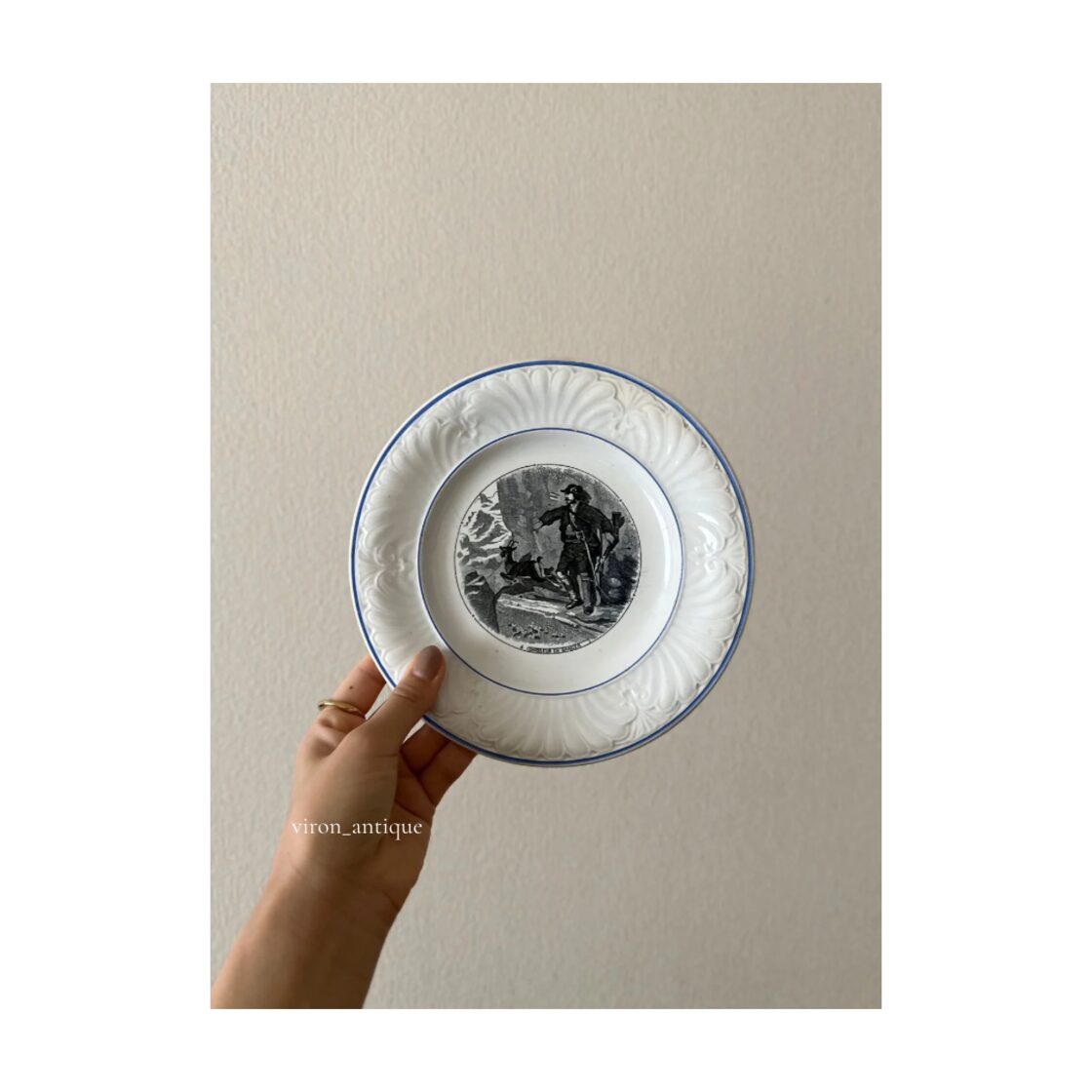 クレイユモントロー美しいレリーフ皿美品フランスアンティーク