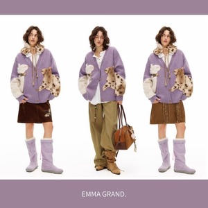 冬の森で寄り添う二匹の猫たちのふわもこカーディガン E00613