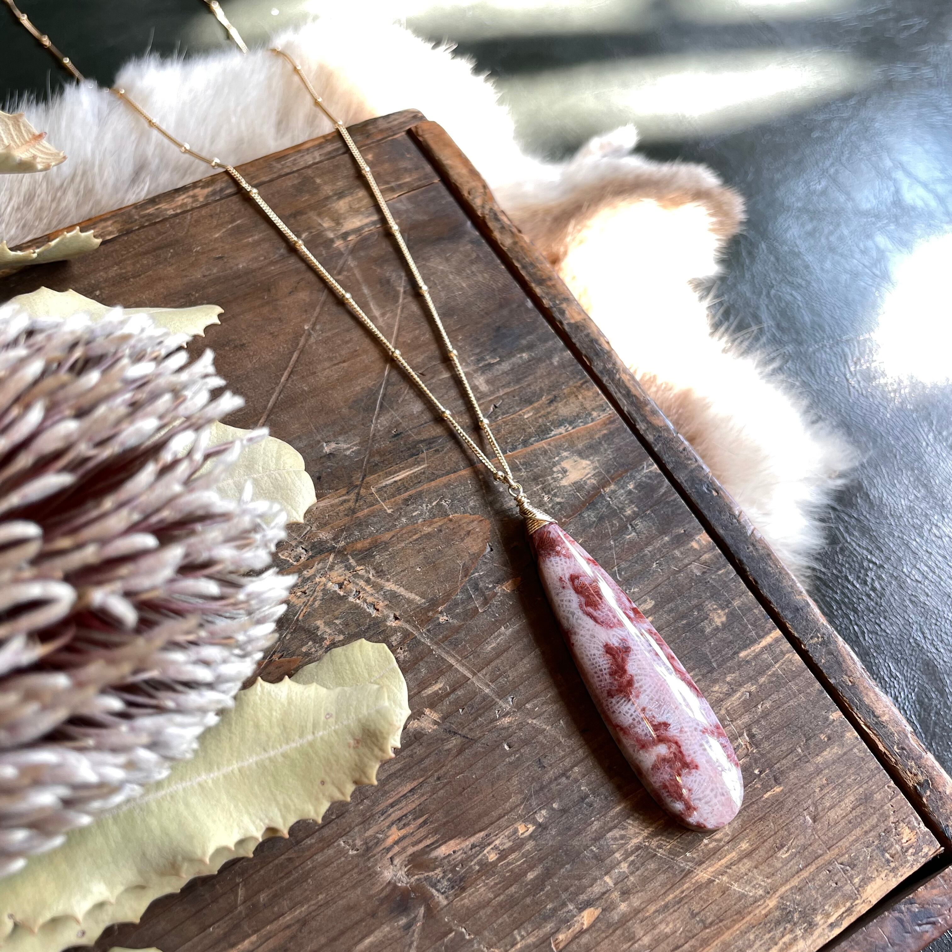 フォッシルコーラル ペンダントトップ 淡いオレンジ色味 40*20*8mm 見返す