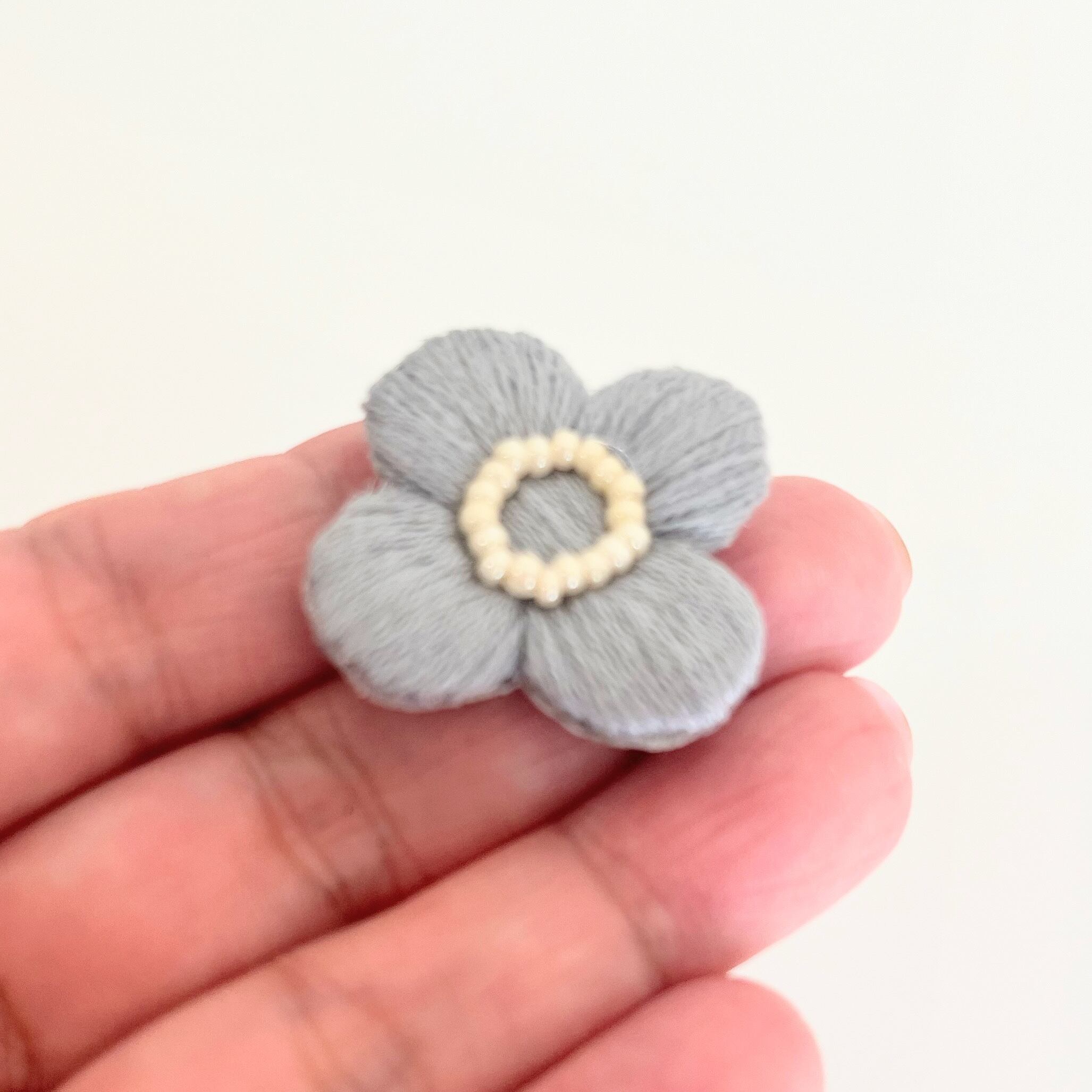 北欧風小さなお花のミニ刺繍ブローチ【botanical】#301 | j.couture