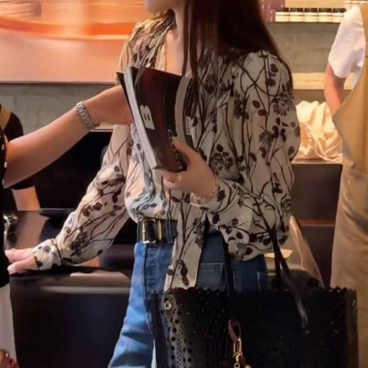 モノトーンプリントボウタイブラウス A01232