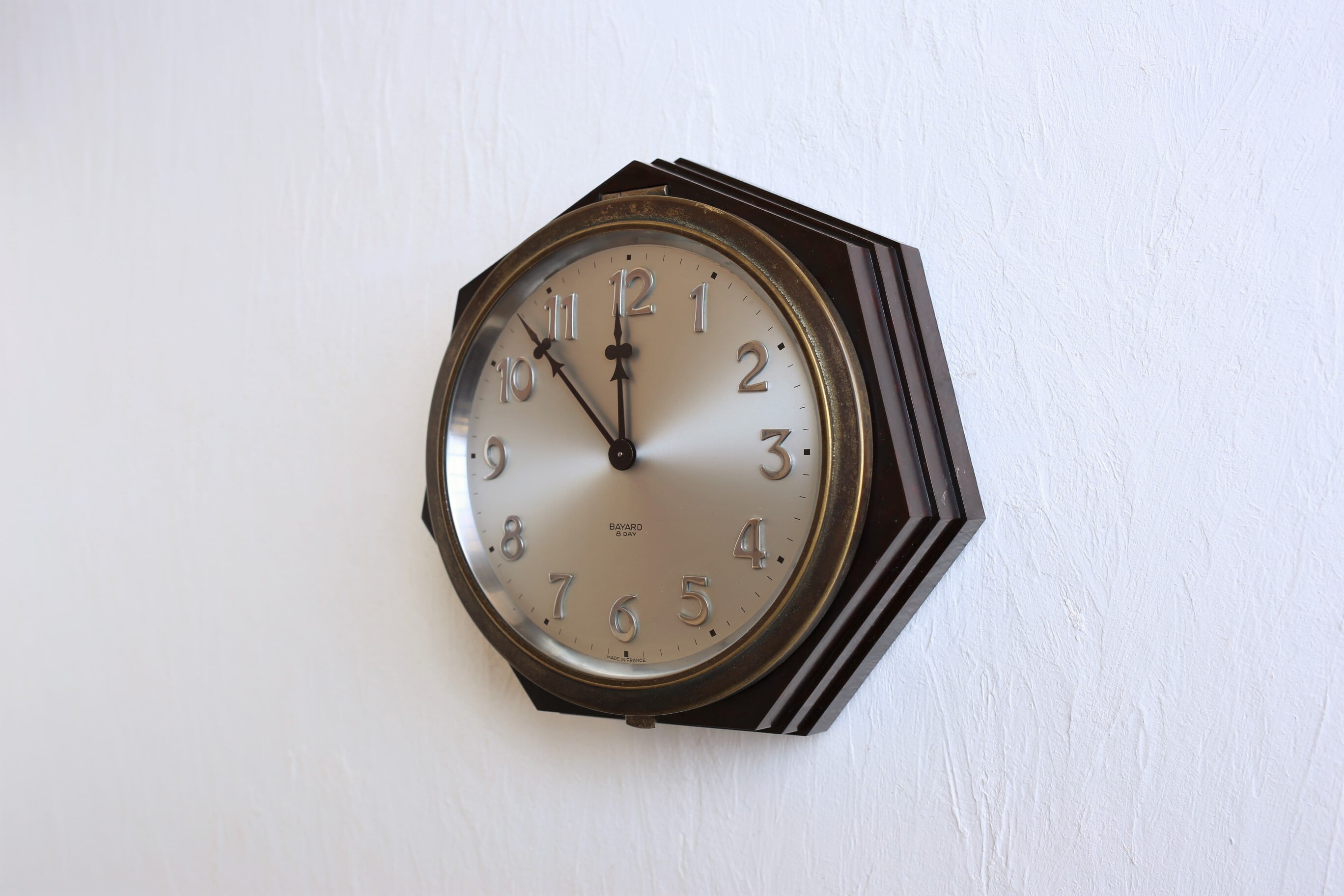 フランス アンティーク ヴィンテージ BAYARD ベークライト ゼンマイ式 掛時計 シルバー文字 N-03142