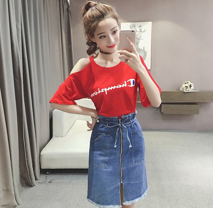 オープンショルダー英字Tシャツ×フロントジップのデニムスカートの