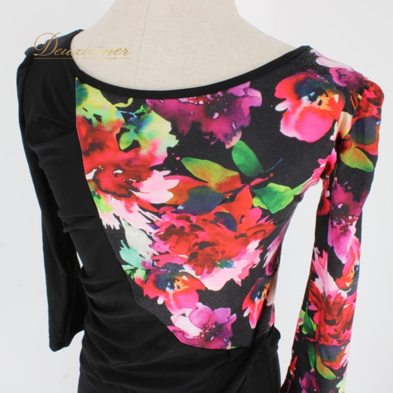 社交ダンス 衣装 スタンダード 上下セット ツーピース レッスンウェア パーティ衣装 Leirena ブラック系 レッド系 ピンク系 パープル系 ブルー系 グリーン系 イエロー系 モダン 競技 ダンス トップス スカート ワンショルダー風 フラワープリント 花柄 変形デザイン アシンメトリー風 ブラック ベース レッド フレアスカート リメイク風 スカート裾フレア ダンスレッスン 練習着 発表会 ラテンダンスではない スタンダード用 ロングスリーブ カットソー伸縮性あり ウエストゴム 伸縮素材