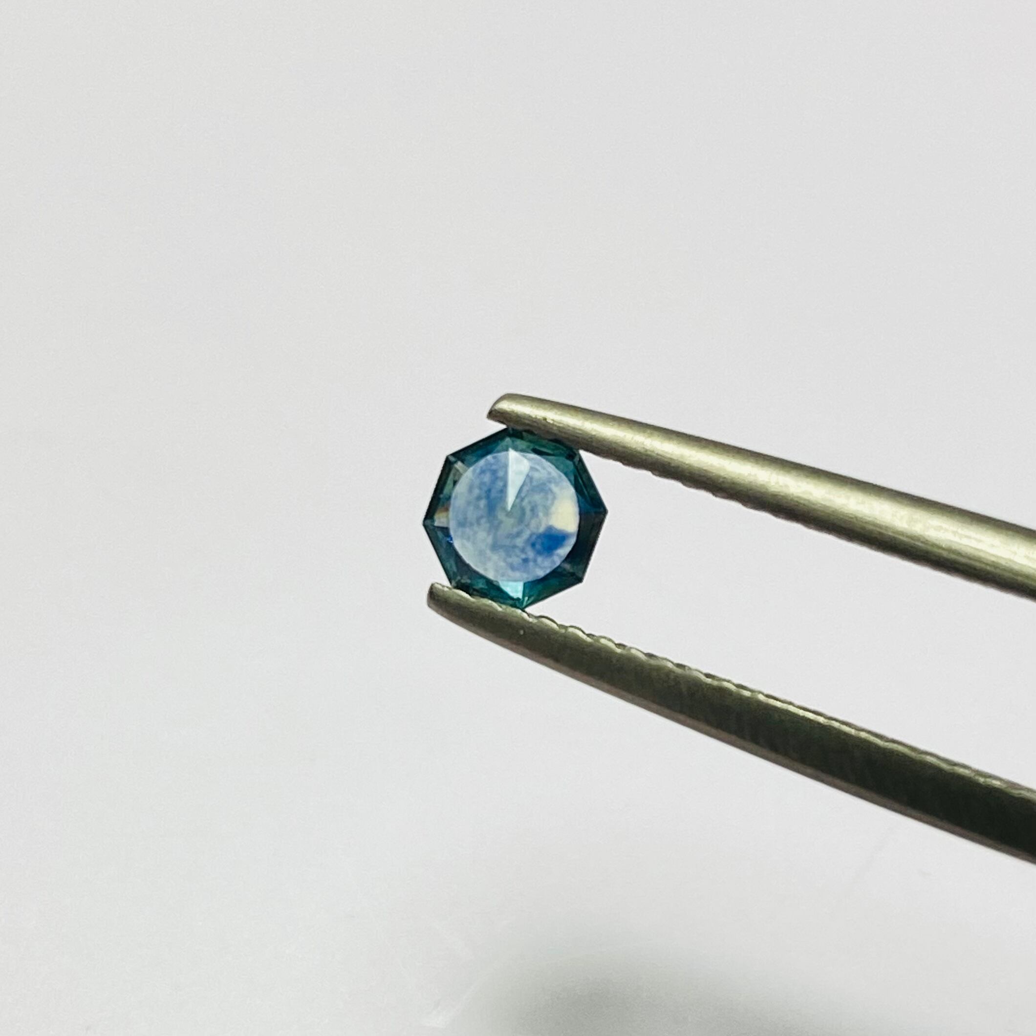 混ざり合ったテールブルーグラデが素敵なモンタナサファイア