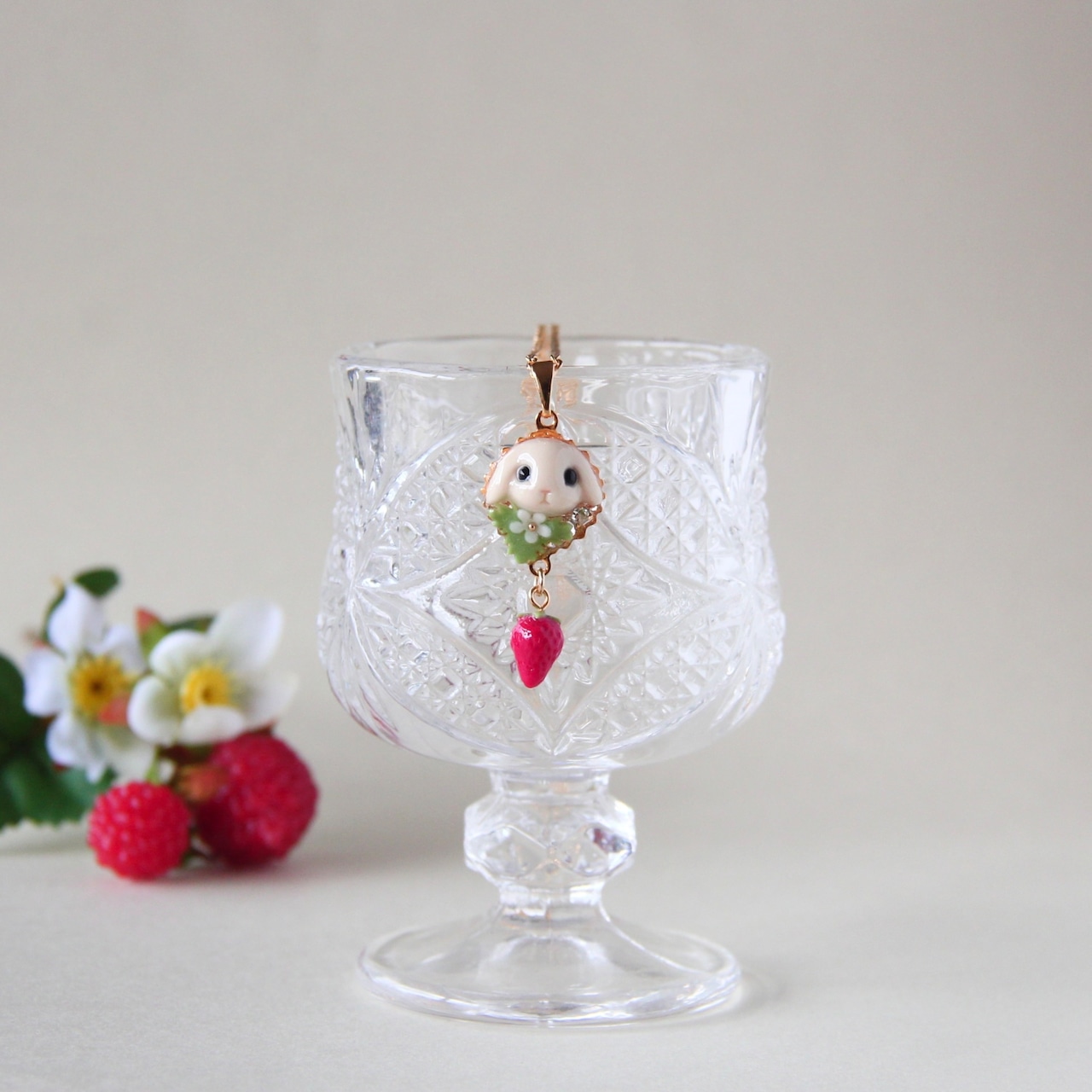 うさぎといちごネックレス