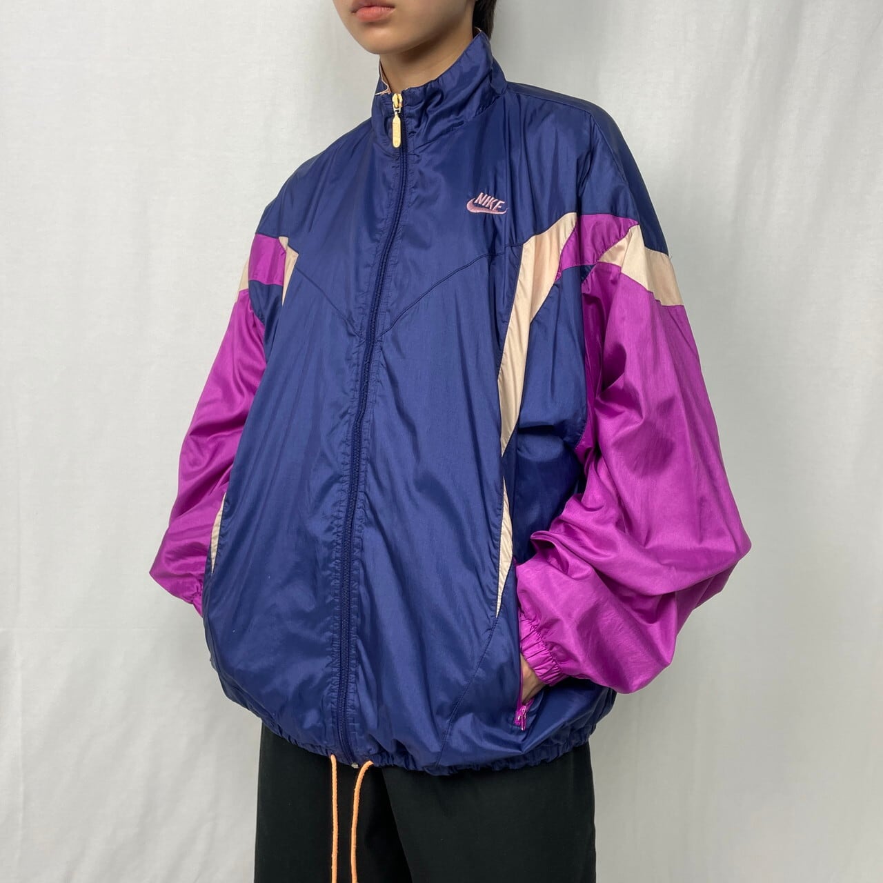 90年代 NIKE ナイキ 銀タグ ナイロン トラックジャケット メンズXL-2XL相当 古着 90S NIKE ビンテージ ヴィンテージ  ワンポイントロゴ刺繍 ハイネック ネイビー パープル ベビーピンク 紺色 紫色 ビッグサイズ 大きいサイズ【ナイロンジャケット】 | cave