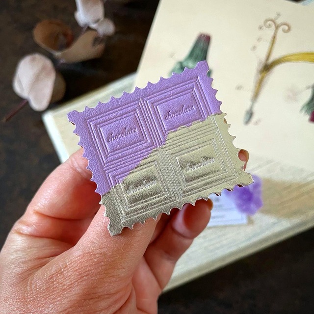 革の菫色チョコ　切手型ブローチ（銀の包み紙）