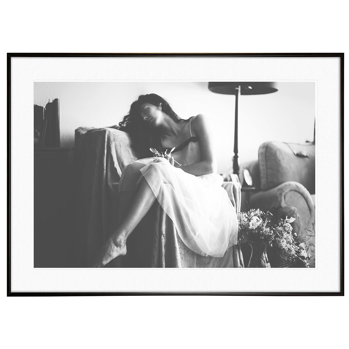 人物写真 ひじ掛け椅子で眠る女性 インテリアモノクロアートポスター額装 AS3086