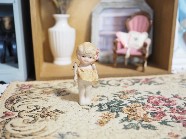 はにかみ屋の女の子　ピンクリボンとベージュスカート　ジャパンビスク