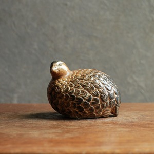 ぽってりとした、味わい深い陶器の鳥（中）