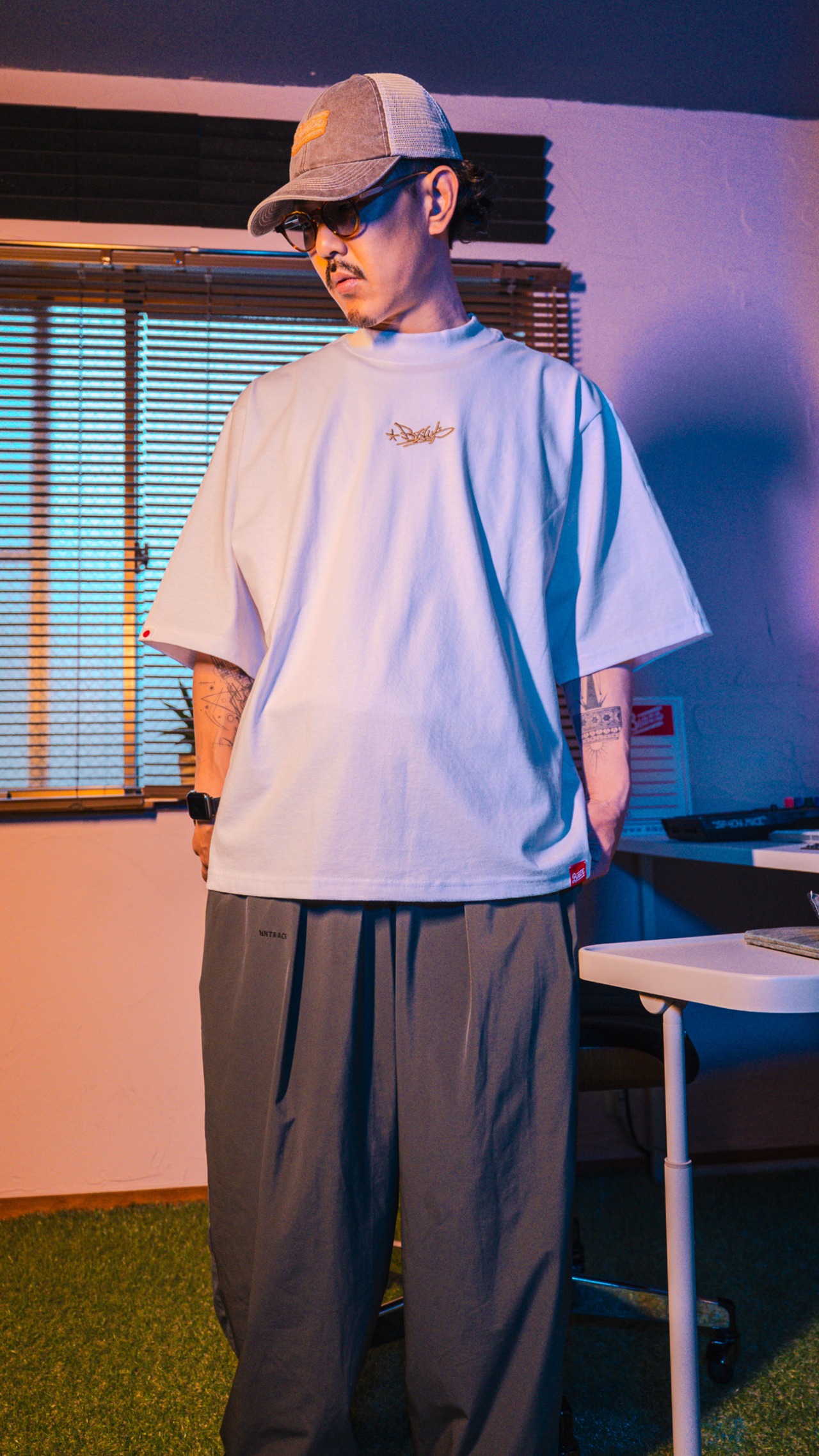 Moco Logo Washed Vintage Trucker Mesh Cap [BROWN]