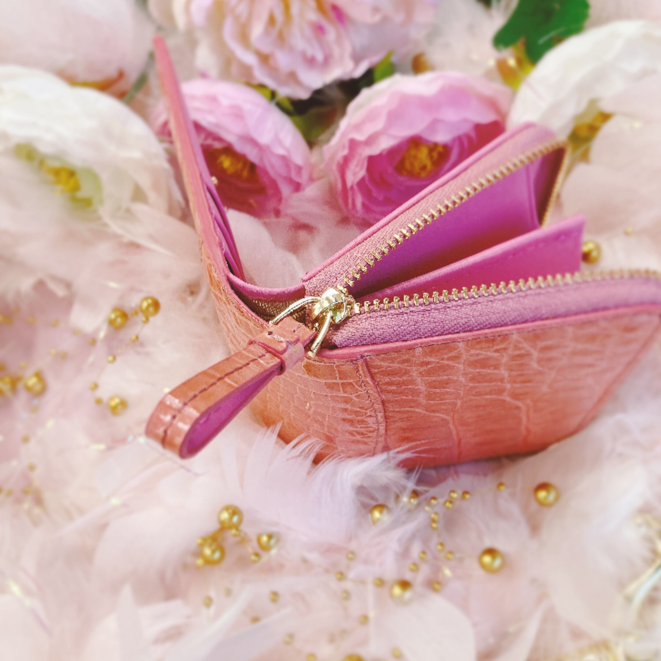 小さめが可愛い！キラリと光る2つ折り財布！サーモンピンク