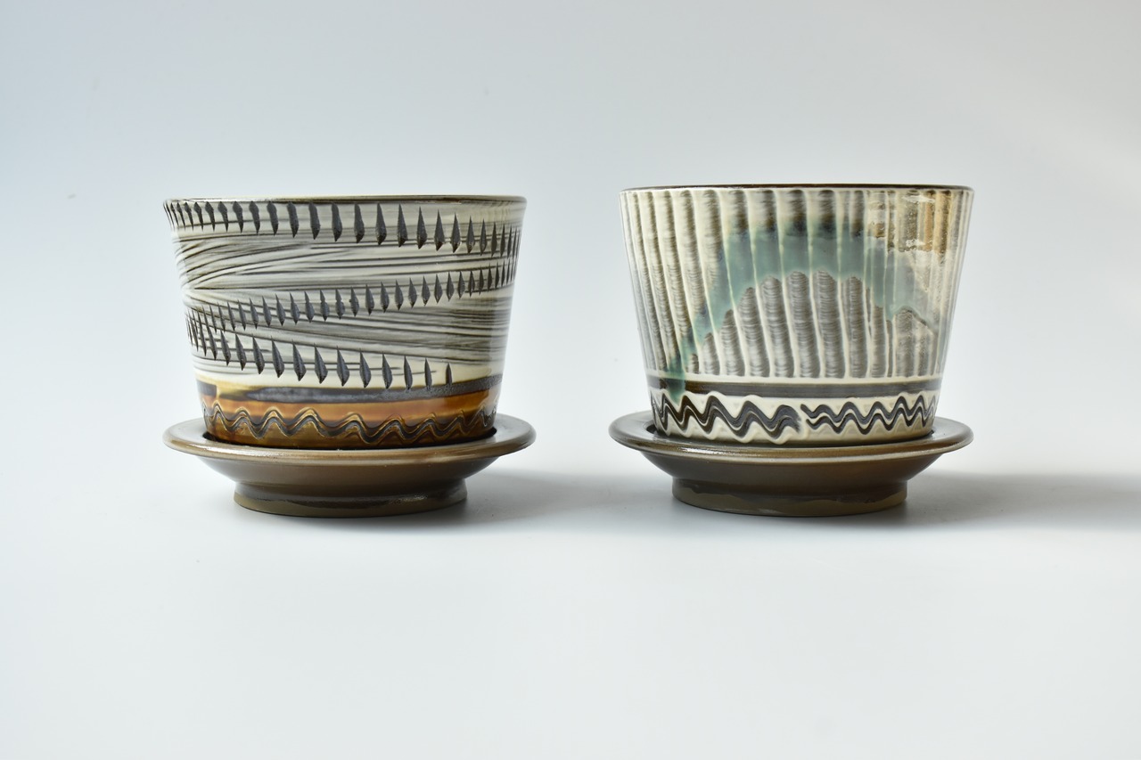 <Sold Out> 小鹿田焼 / 坂本浩二窯 坂本拓磨 : 植木鉢 抜きとびかんな 藁引き 白 (4寸-角鉢-1) 受け皿セット