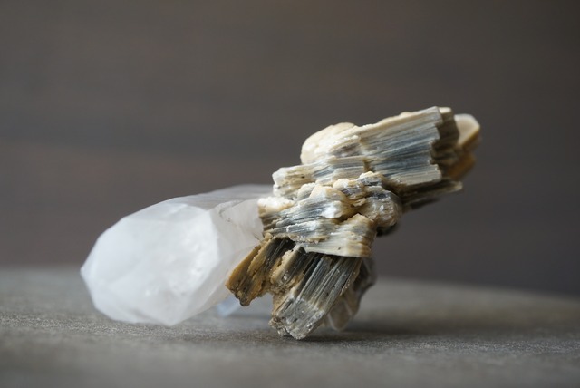 パキスタン スカルドゥ産マスコバイト/クォーツ Muscovite / Quartz 1658