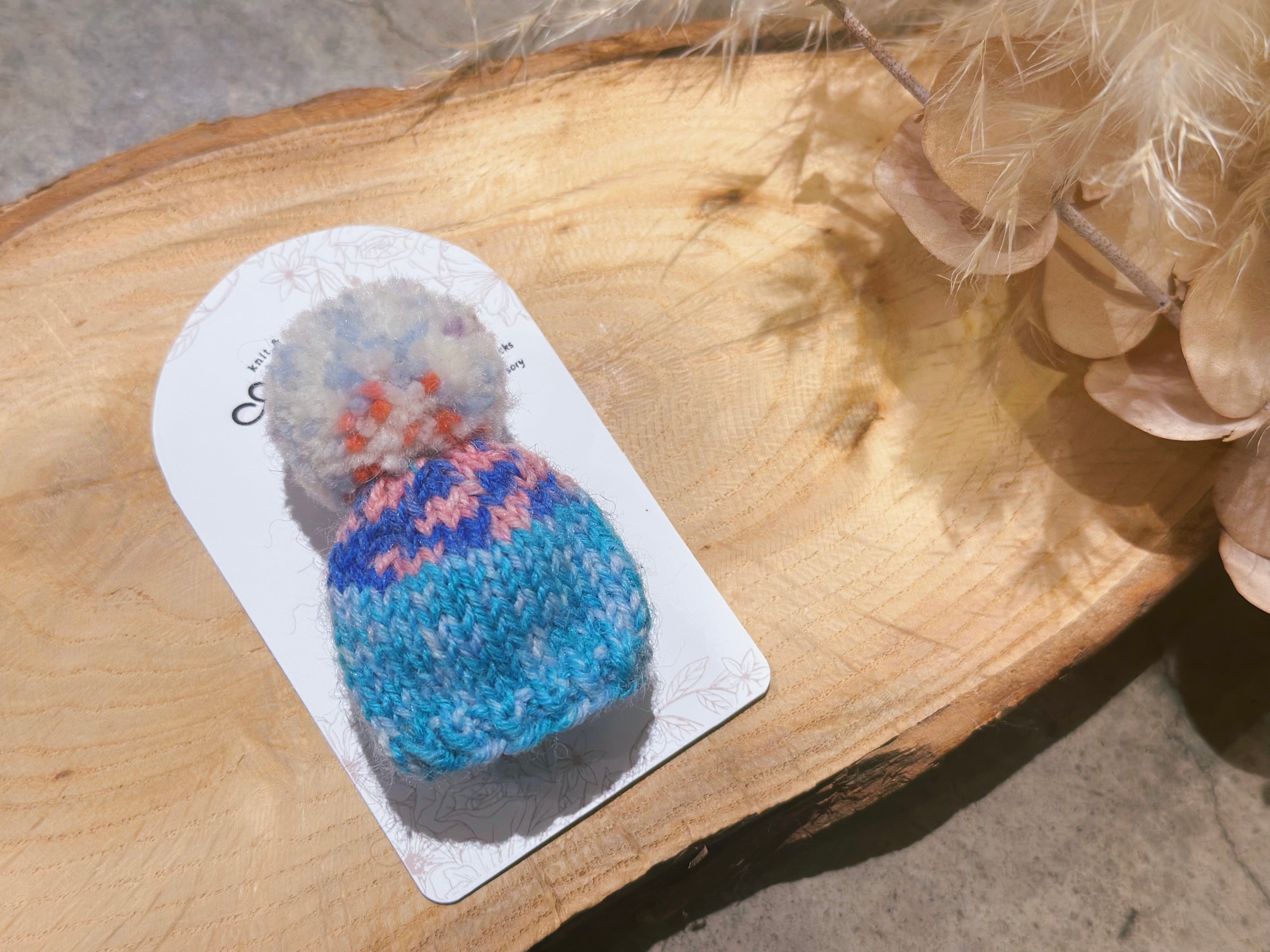 手編みのポンポン帽子 ブルー