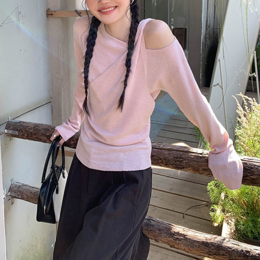 asymmetrical-neck cutout knit　J00523