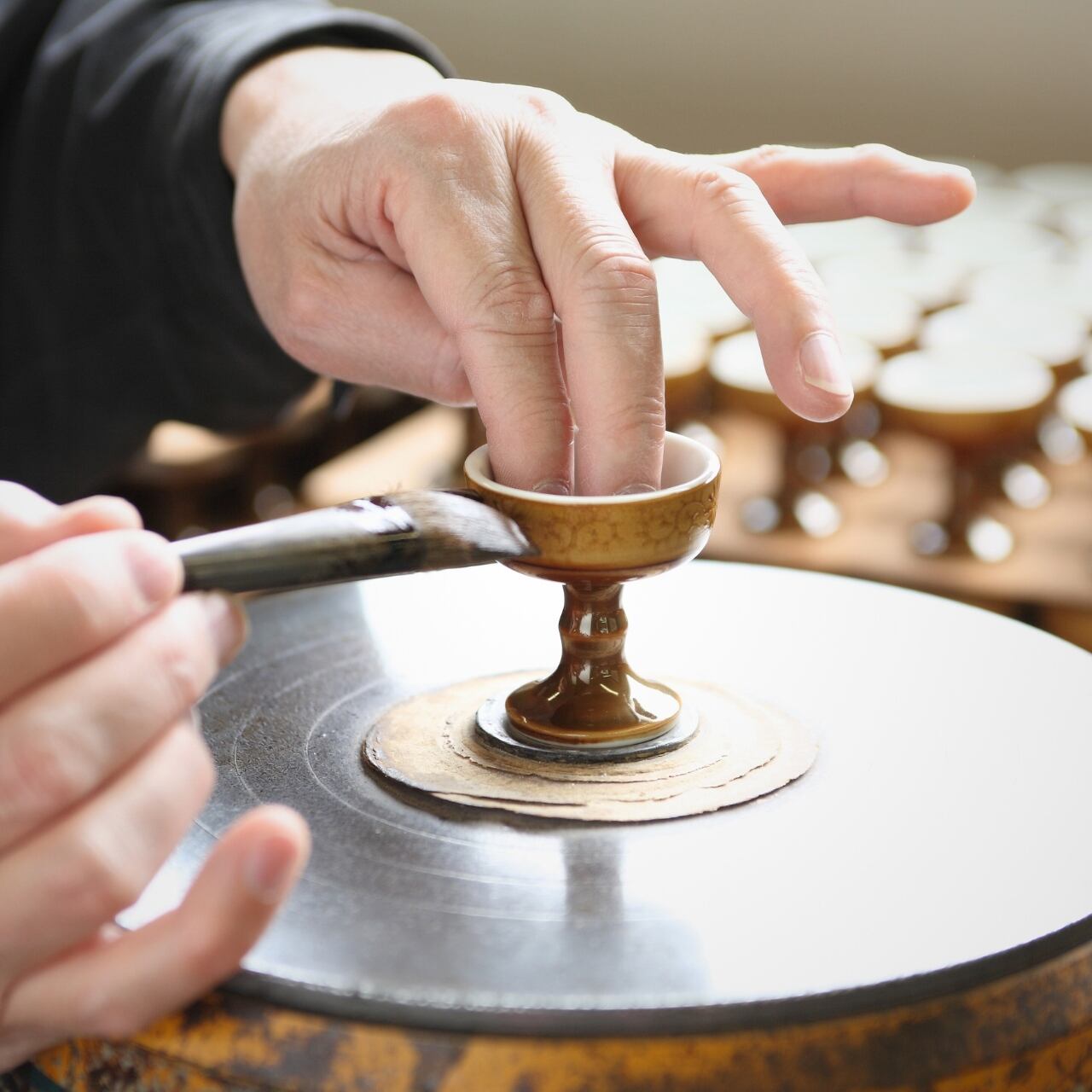 日本製】金唐草仏具 大仏器（仏飯器・大）美濃焼 山源謹製 700-014