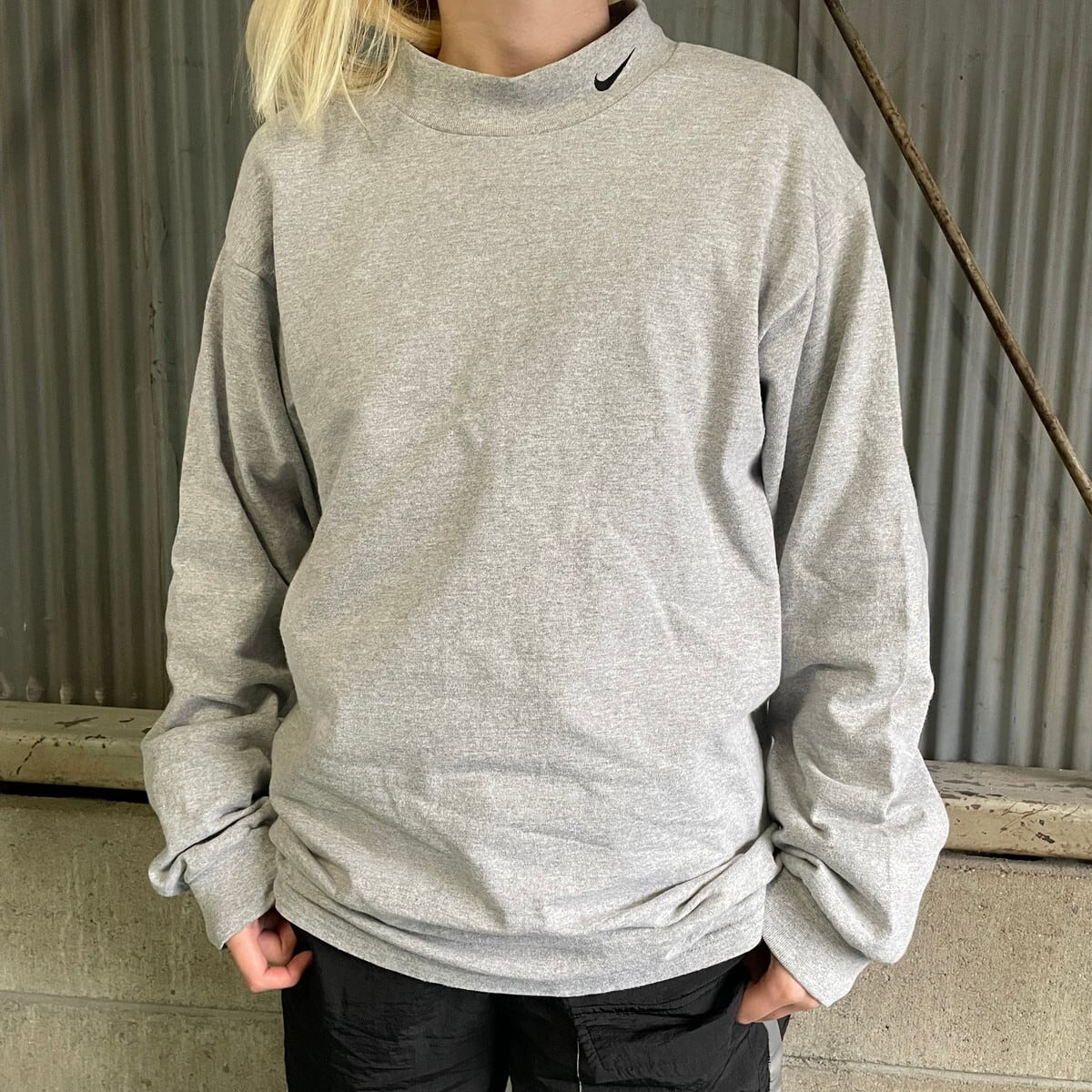 NIKE ナイキ スモールスウォッシュ 刺繍 モックネック ロングTシャツ 
