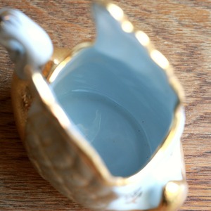上品に輝く、陶器の白鳥