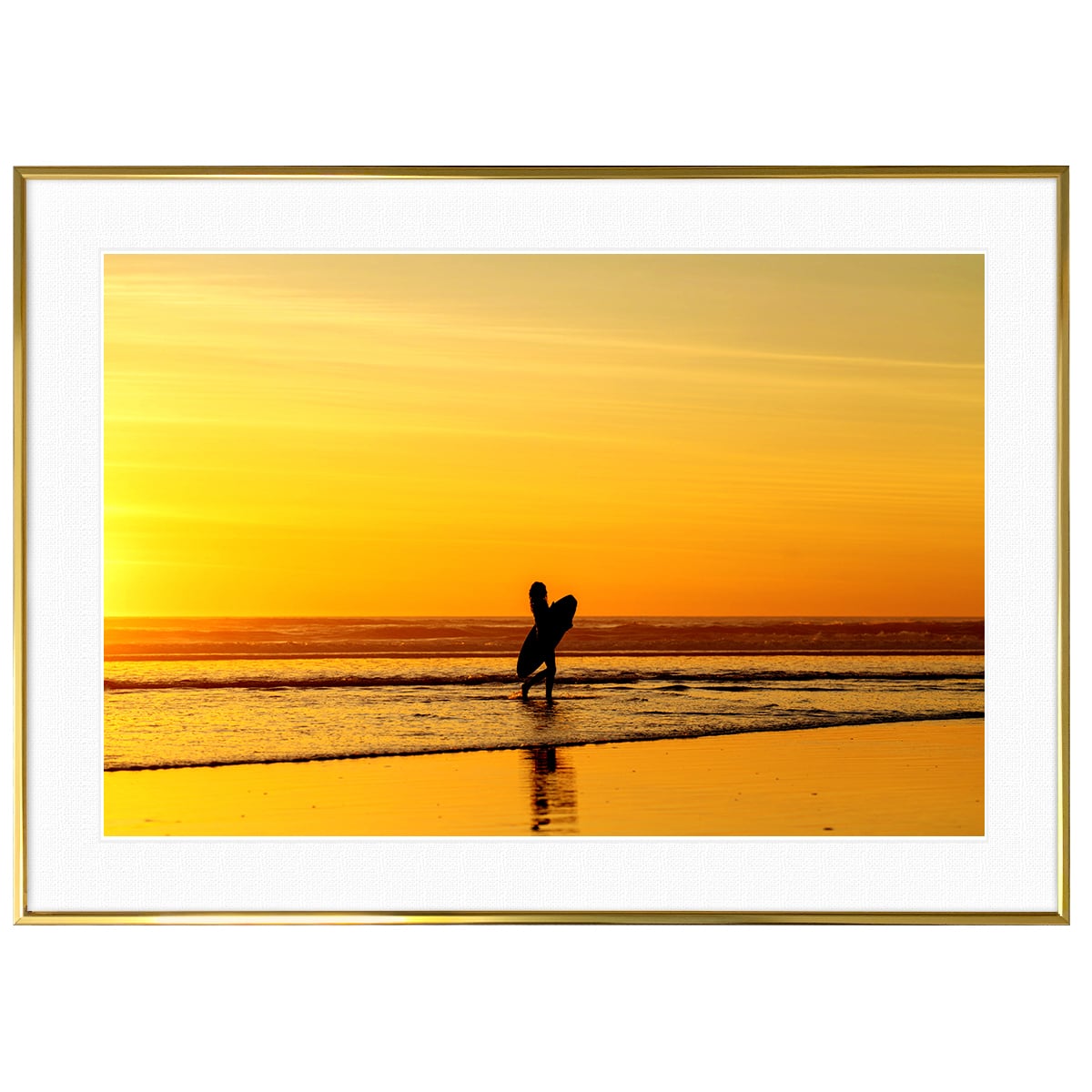 夕日写真 夕焼けのビーチを歩くサーファー インテリアアートポスター額装 AS1498