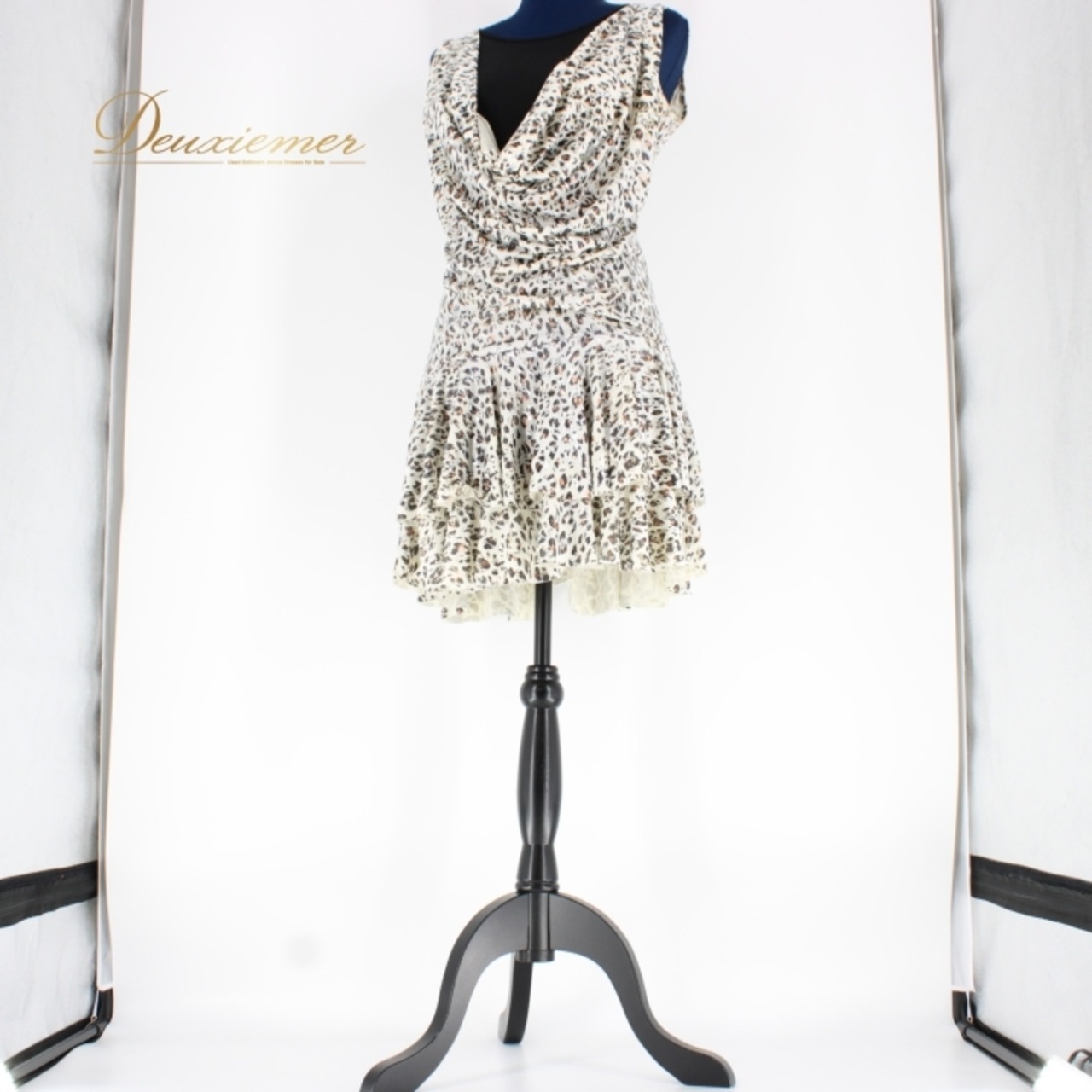 社交ダンス 衣装 ラテン ドレス ワンピース レッスンウェア パーティ衣装 女性用 レディース オールシーズン 白 黒 Leirena レイリーナ ブラック系 ホワイト系 ゴールド系 シルバー系 ブラウン系 おしゃれ スタイル 伸縮性 ビジュー デザイン シンプル フィット感 軽量 エレガント パーティー パフォーマンス 独自スタイル パターン 上品 フリル ストレッチ サイズ調整 体型カバー