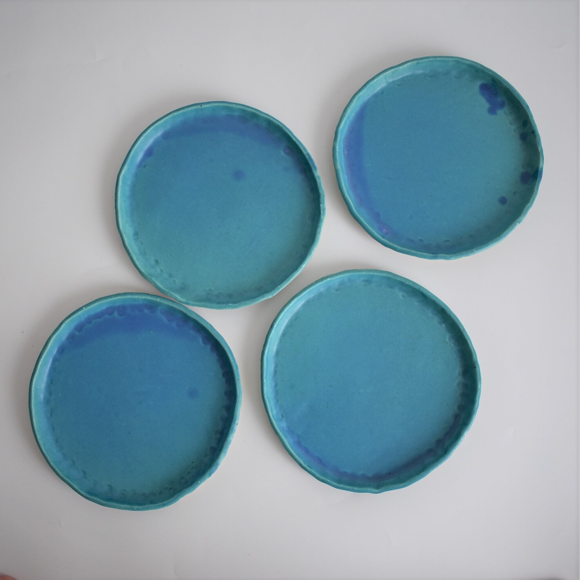 縁がなみなみした丸いプレート大皿(マット/水色/青/トルコブルー/白