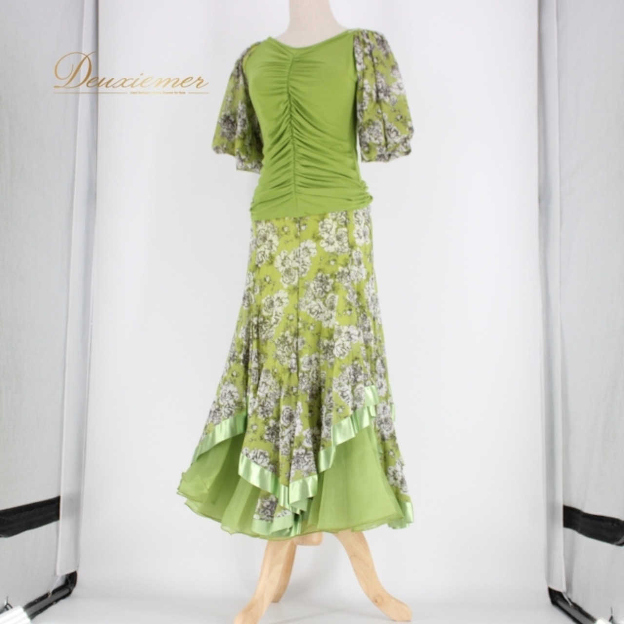 社交ダンス 衣装 スタンダード 上下セット ツーピース レッスンウェア パーティ衣装 ICHIOKU イチオク 黄緑 グリーン系 花柄 光沢感 清楚 フェミニン 上品 大人かわいい 舞台衣装 おしゃれ 講師用 ダンスウェア スカート付き お揃い トップス 花柄衣装 派手すぎない 伸縮性 しっかりした作り デザイン性 高品質 ポリエステル素材 お手入れ簡単 清楚な印象 上下セットアップ